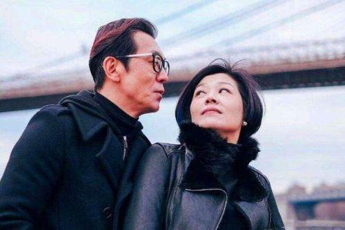 李咏妻子的照片,美丽动人，尽显贤妻良母风范