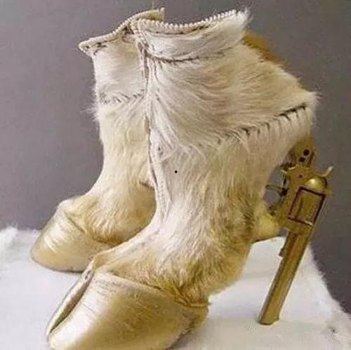 鞋子奇葩搞笑穿着图,盘点那些让人捧腹大笑的搞笑鞋款穿搭